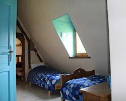 Une chambre avec 2 lits individuels